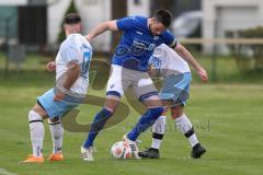 Kreisklasse - Saison 2025/26- TSV Großmehring - SV Oberstimm-  - Thomas Frank weiss Oberstimm rechts - Sebastian Eisenberger blau Großmehring - Giovanni Russo weiss Oberstimm links -  Foto: Meyer Jürgen