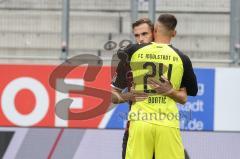 2.BL; FC Ingolstadt 04 - 1. FC Nürnberg - vor dem Spiel, Begrüßung, Nils Roeseler (13, FCI) Torwart Fabijan Buntic (24, FCI)