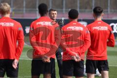 3.Liga - Saison 2022/2023 - FC Ingolstadt 04 -  - Cheftrainer Michael Köllner (FCI) beim ersten Training - Cheftrainer Michael Köllner (FCI) begrüsst die Spieler - Foto: Meyer Jürgen