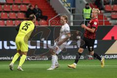 3. Liga; FC Ingolstadt 04 - FSV Zwickau; Tobias Bech (11, FCI) zu langsam, Torwart Engelhardt Marcel (25 FSV)
 fängt den Ball, Butzen Nils (16 FSV)