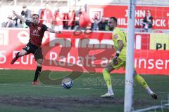 3. Liga; SSV Jahn Regensburg - FC Ingolstadt 04; Torchance David Kopacz (29, FCI) Torwart Gebhardt Felix (1 Jahn)