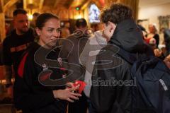 3. Liga; FC Ingolstadt 04 - Fantreffen im Sport-Treff Senners Alm, volles Haus; Cheftrainerin Sabrina Wittmann (FCI) im Gespräch mit Fan Autogramm