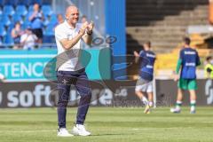 2.BL; SV Darmstadt 98 - FC Ingolstadt 04 - Cheftrainer Torsten Lieberknecht (SVD) wird für den 6:1 Sieg von den Fans gefeiert