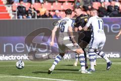 3. Liga; FC Ingolstadt 04 - MSV Duisburg; Jannik Mause (7, FCI) Marvin Knoll (17 MSV) Tobias Fleckstein (15 MSV) Zweikampf Kampf um den Ball