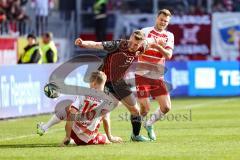 3. Liga; SSV Jahn Regensburg - FC Ingolstadt 04; Zweikampf Kampf um den Ball Jannik Mause (7, FCI) Breunig Louis (16 Jahn) Saller Benedikt (6 Jahn)