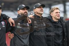 3. Liga; FC Ingolstadt 04 - Rot-Weiss Essen; Sieg Jubel Freude Tanz Spieler bedanken sich bei den Fans links mit Cheftrainer Achim Beierlorzer (FCI) Co- Trainer Nico Antonitsch (FCI) Simon Lorenz (32, FCI)