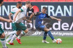 2.BL; FC Ingolstadt 04 - Werder Bremen, Dennis Eckert Ayensa (7, FCI) wird verfolgt