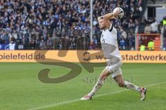 3. Liga; Arminia Bielefeld - FC Ingolstadt 04; Einwurf Ryan Malone (16, FCI)