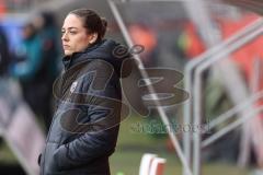 3. Liga; FC Ingolstadt 04 - TSV Havelse; vor dem Spiel Cheftrainerin Sabrina Wittmann (FCI) angespannt