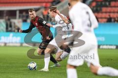 3. Liga; FC Ingolstadt 04 - SC Freiburg II; Zweikampf Kampf um den Ball Jannik Mause (7, FCI) Johansson Ryan (28 SCF)