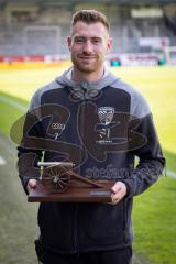 3. Liga; SV Sandhausen - FC Ingolstadt 04; nach dem letzten Saisonspiel überreichte Thino Müller vom Magazin kicker Jannik Mause (7, FCI) die Kanone an den Torschützenkönig der 3. Liga für 18 Tore