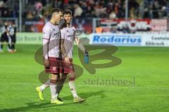 3. Liga; FC Viktoria Köln - FC Ingolstadt 04; Niederlage, hängende Köpfe Spieler bedanken sich bei den mitgereisten Fans Jonas Scholz (15, FCI) Linus Rosenlöcher (19, FCI)