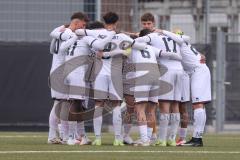 Bayernliga Nord - Saison 2024/25 - FC Ingolstadt 04 II - TSV Kornburg -  Die Mannschaft bildet einen Kreis vor dem Spiel -  - XXXXX - Foto: Meyer Jürgen