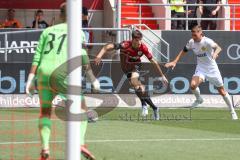 3. Fußball-Liga - Saison 2022/2023 - FC Ingolstadt 04 - SpVgg Bayreuth - Röhl Merlin (Nr. 34 - FCI) - Torwart Sebastian Kolbe (Nr.31 - SpVgg Bayreuth) -  - Foto: Meyer Jürgen