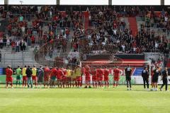 3. Liga; FC Ingolstadt 04 - FC Hansa Rostock; Unentschieden Remis 1:1, Spieler bedanken sich bei den Fans