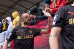 3. Liga; FC Ingolstadt 04 - MSV Duisburg; nach dem Spiel Sieg Jubel Freude, Spieler bedanken sich bei den Fans, David Kopacz (29, FCI)