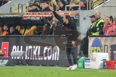3. Liga; Dynamo Dresden - FC Ingolstadt 04; an der Seitenlinie, Spielerbank Cheftrainerin Sabrina Wittmann (FCI)