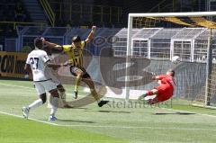 3. Fußball-Liga - Saison 2022/2023 - Borussia Dortmund II - FC Ingolstadt 04 - Marcel Costly (Nr.22 - FCI) flankt in den Strafraum wo Hans Nunoo Sarpei (Nr.14 - FCI) den 0:4 Führungstreffer schiesst - Jubel - Torwart Unbehaun Luca (Nr.38 - Borussia Dortmu