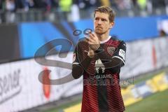 2.BL; Hamburger SV - FC Ingolstadt 04; Niederlage, hängende Köpfe 3:0, Spieler bedanken sich bei den Fans, Denis Linsmayer (23, FCI)