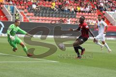 3. Fußball-Liga - Saison 2022/2023 - FC Ingolstadt 04 - SpVgg Bayreuth - Moussa Doumbouya (Nr.27 - FCI) - Torwart Sebastian Kolbe (Nr.31 - SpVgg Bayreuth) - Foto: Meyer Jürgen