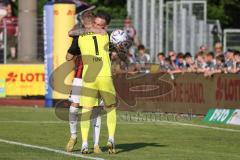 Toto-Pokal; Finale; FV Illertissen - FC Ingolstadt 04; Elfmeterschießen, Patrick Schmidt (9, FCI) motiviert Torwart Marius Funk (1, FCI), Umarmung