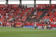 3. Fußball-Liga - Saison 2022/2023 - FC Ingolstadt 04 - SpVgg Bayreuth - Das Spiel ist aus - Jubel - Die Spieler bedanken sich bei den Fans -   - Foto: Meyer Jürgen