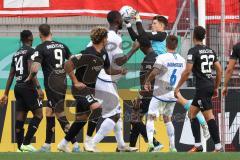 DFB Pokal; FC Ingolstadt 04 - SV Darmstadt 98; Torwart Markus Ponath (40, FCI) hält im Getümmel sicher Mehlem Marvin (6 SVD) Pfeiffer Patric (5 SVD) Marcel Costly (22, FCI) Patrick Schmidt (9, FCI) Hans Nunoo Sarpei (18 FCI) Moussa Doumbouya (27, FCI)