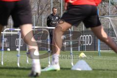 3.Liga - Saison 2022/2023 - FC Ingolstadt 04 -  - Cheftrainer Michael Köllner (FCI) beim ersten Training - Cheftrainer Michael Köllner (FCI) sieht beim aufwärmen zu - Foto: Meyer Jürgen