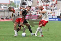 3. Liga; Rot-Weiss Essen - FC Ingolstadt 04; Zweikampf Kampf um den Ball Eisfeld Thomas (32 RW) Pascal Testroet (37, FCI) Herzenbruch Felix (3 RW)