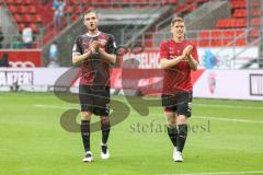 2.BL; FC Ingolstadt 04 - 1. FC Nürnberg - Spiel ist aus 0:0 unentschieden Remis, Spieler bedanken sich bei den Zuschauern Fans Publikum Nils Roeseler (13, FCI) Denis Linsmayer (23, FCI)