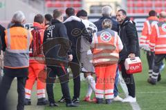 3. Liga; FC Ingolstadt 04 - Hannover 96 II; Deniz Zeitler (38, FCI) bleibt verletzt liegen und wird vom Platz geführt von den Sanitätern