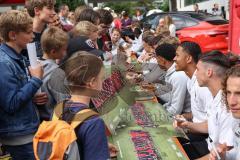 3. Liga; FC Ingolstadt 04 - offizielle Mannschaftsvorstellung auf dem Ingolstädter Stadtfest, Rathausplatz; Autogrammstunde für die Fans, Justin Butler (31, FCI) #43#