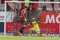 3.Liga - Saison 2022/2023 - FC Ingolstadt 04 -  SV Wehen Wiesbaden - Torwart Marius Funk (Nr.1 - FCI) mit Unsicherheiten - - Calvin Brackelmann (Nr.17 - FCI) - Foto: Meyer Jürgen