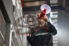 3. Liga; SSV Jahn Regensburg - FC Ingolstadt 04; Sieg Jubel Freude 0:3 Jonas Scholz (15, FCI) mit dem Megaphon der Fans