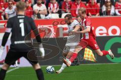 3. Liga - Saison 2023/24 - Rot-Weiss Essen - FC Ingolstadt 04 -  - David Kopacz (Nr.29 - FCI) - Torwart Jakob Golz (#1 Essen) - Lucas Brumme (#14 Essen) - Foto: Meyer Jürgen