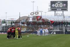 3.Liga - Saison 2022/2023 - SV 07 Elversberg - FC Ingolstadt 04 - Die Mannschaft bildet einen Kreis vor dem Spiel - mitgereiste Fans - Foto: Meyer Jürgen