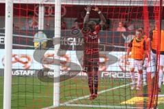 3. Fußball-Liga - Saison 2022/2023 - FC Ingolstadt 04 - SpVgg Bayreuth - Moussa Doumbouya (Nr.27 - FCI) feuert die Fans an -  - Foto: Meyer Jürgen