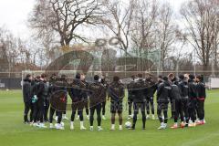 3. Liga; FC Ingolstadt 04 - Neuer Trainer Cheftrainer Guerino Capretti (FCI), erstes Training Besprechung am Platz mit der Mannschaft