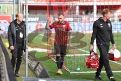 3.Liga - Saison 2022/2023 - FC Ingolstadt 04 -  SV Meppen - Patrick Schmidt (Nr.9 - FCI) verlässt verletzt den Platz und gestikuliert mit den gegnerischen Fans - - Foto: Meyer Jürgen