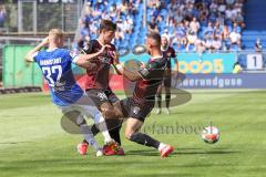 2.BL; SV Darmstadt 98 - FC Ingolstadt 04 - Merlin Röhl (34, FCI) und Fatih Kaya (9, FCI) kommen sich in den Weg, Holland Fabian (32 SVD)