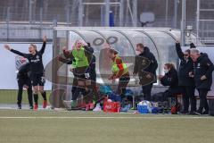 2. Frauen-Bundesliga - Saison 2021/2022 - FC Ingolstadt 04 - Eintracht Frankfurt II - Das Spiel ist zu Ende - jubel auf der Ersatzbank von Frankfurt - Foto: Meyer Jürgen