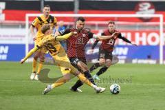 3. Liga; FC Ingolstadt 04 - SG Dynamo Dresden; Lukas Fröde (34, FCI) Zweikampf Kampf um den Ball Herrmann Luca (19 DD)