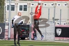 Freundschaftsspiel - Saison 2022/2023 - FC Ingolstadt 04 -  SpVgg Bayreuth - Torwart Markus  Ponath (Nr.40 - FCI) beim warm machen - ROBERT
WULNIKOWSKI - Torwart Trainer - Foto: Meyer Jürgen