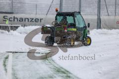 2023_12_1 - - Saison 2023/24 - Schnee auf dem Fussballplatz - ASP - Audi Sport Park - Platz ist gesperrt - Schild platz ist gesperrt Schnee Tor Spielabsage Schnee schippen Traktor Greenkeeper - Foto: Meyer Jürgen