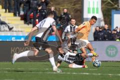 3. Liga; SSV Ulm 1846 - FC Ingolstadt 04; Zweikampf Kampf um den Ball Marcel Costly (22, FCI) Gaal Tom (4 Ulm)