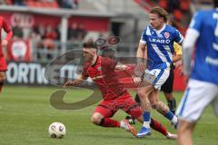 3. Liga - Saison 2025/26 - FC Ingolstadt 04 - Energie Cottbus - Linus Rosenlöcher (Nr.19 - FCI) - Henty Rorig (Nr.3 - FC Energie Cottbus) - Foto: Meyer Jürgen