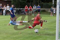 Kreisliga - Saison 2023/2024 - SV Menning  - FC Sandersdorf - Johannes Boyer blau Menning - Marcel Zach Torwart Sandersdorf - Foto: Meyer Jürgen