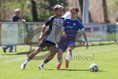 Kreisliga - Saison 2024/25- SV Menning - TSV Ober/Unterhaunstadt-  - Amadeus Taubert grau Ober/Haunstadt - Moritz Mayerhofer blau Menning - Foto: Meyer Jürgen
