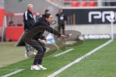 3. Liga; FC Ingolstadt 04 - FC Viktoria Köln; an der Seitenlinie, Spielerbank Cheftrainerin Sabrina Wittmann (FCI) gestikuliert