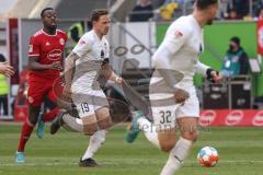 2.BL; Fortuna Düsseldorf - FC Ingolstadt 04; Angriff Marcel Gaus (19, FCI) Narey Khaled (20 DUS)